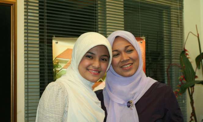 Kehangatan Marshanda dan Ibunda