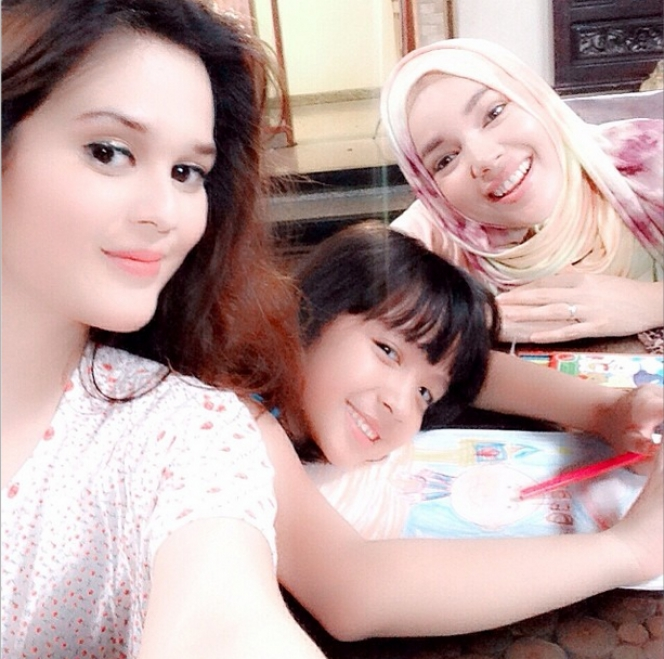 Selfie Hijab si Cantik `Hello Kitty` 