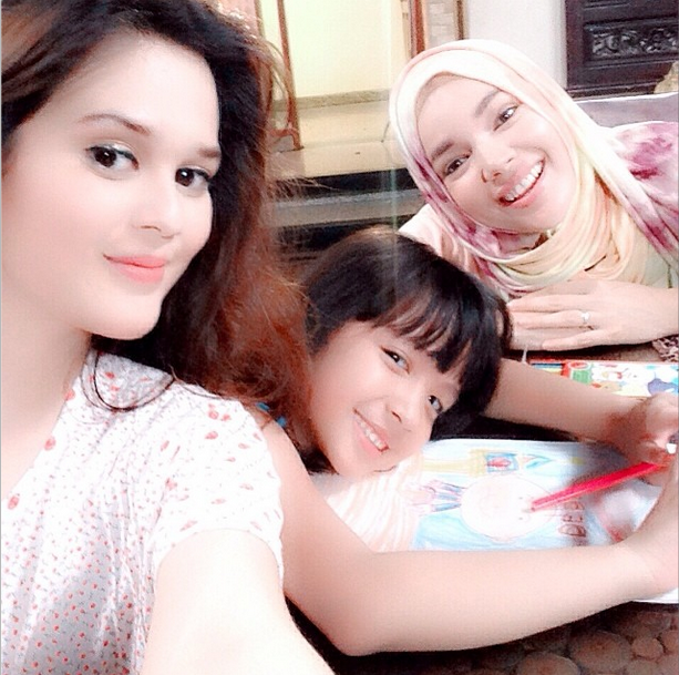 Selfie Hijab si Cantik `Hello Kitty` 
