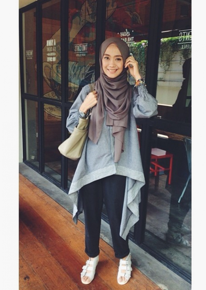 Ayu Aryuli: Modis dengan Cardigan Panjang 