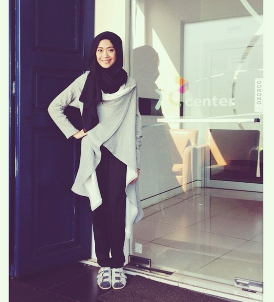 Ayu Aryuli: Modis dengan Cardigan Panjang 