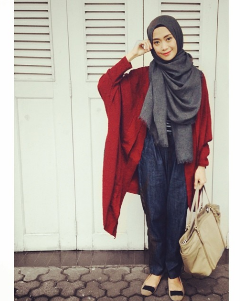 Ayu Aryuli: Modis dengan Cardigan Panjang 