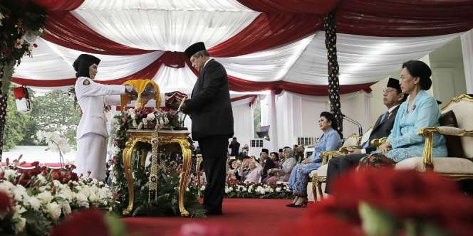 Yonanda, Hijaber Pembawa Baki Bendera Pusaka