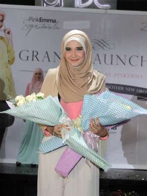 Gaya Hijab Stylish-Syar`i ala Selebritis