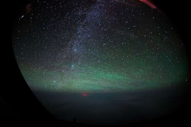 Cahaya Aneh di Langit Samudera Pasifik