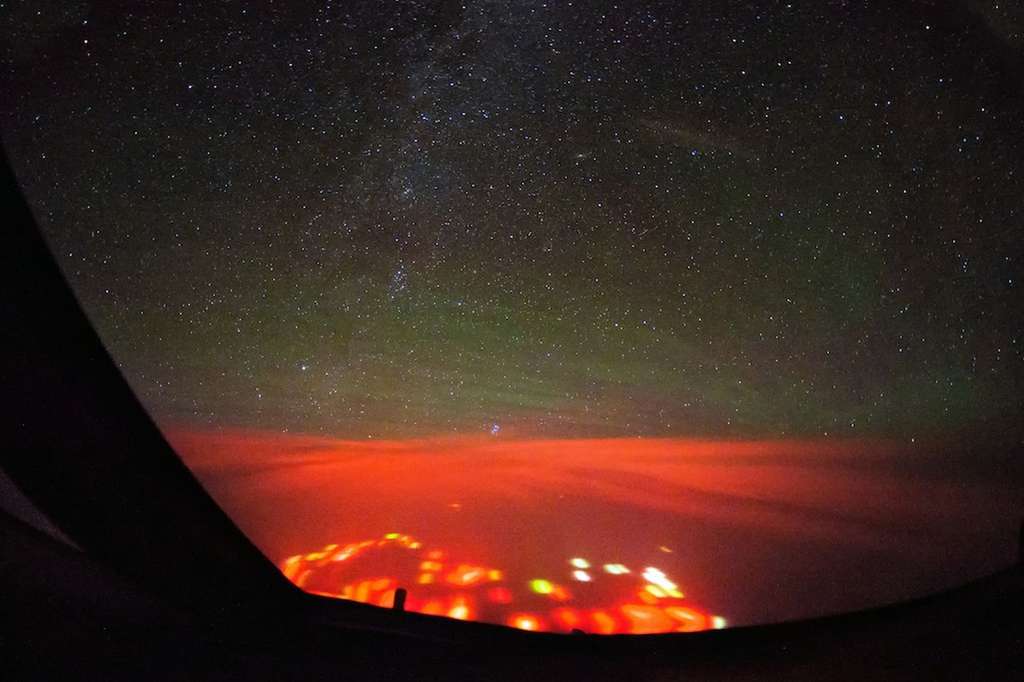 Cahaya Aneh di Langit Samudera Pasifik
