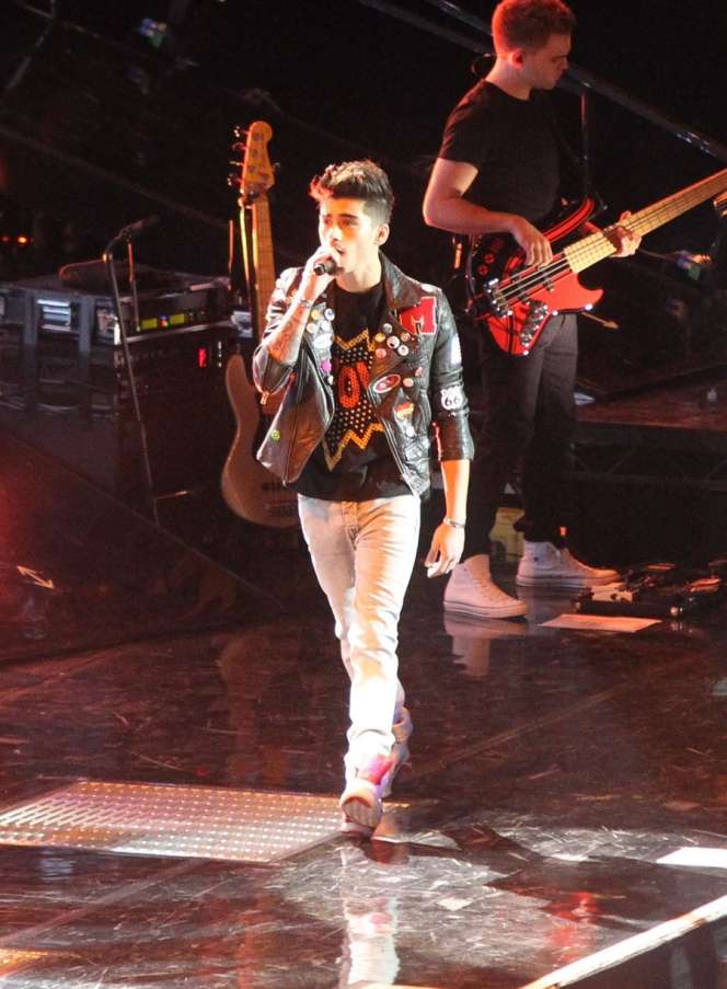 Aksi Panggung si Tampan Personel `One Directions`