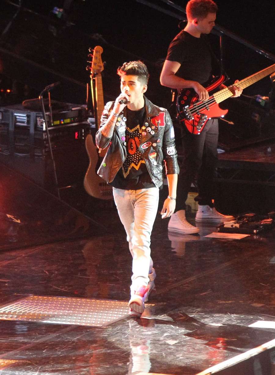 Aksi Panggung si Tampan Personel `One Directions`