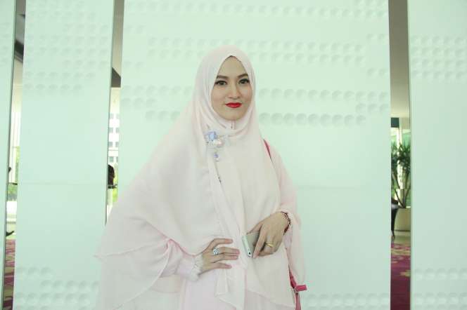 Lyra Virna Kian Cantik Kenakan Gamis