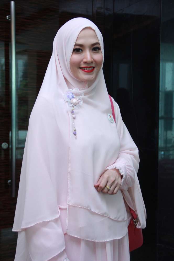 Lyra Virna Kian Cantik Kenakan Gamis