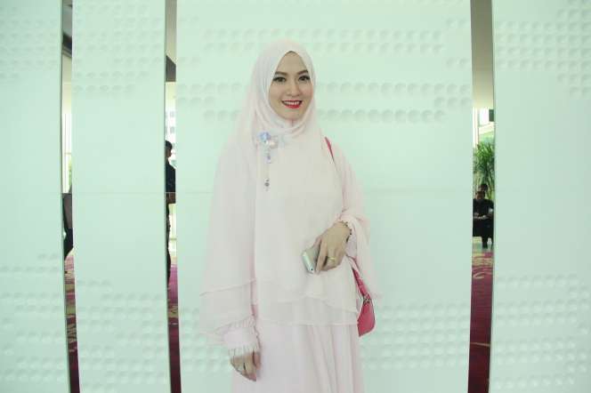 Lyra Virna Kian Cantik Kenakan Gamis