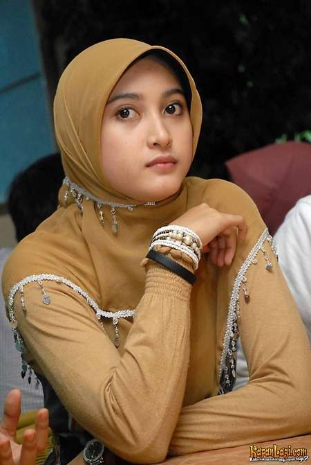 Gaya Hijab Artis Meyda Sefira