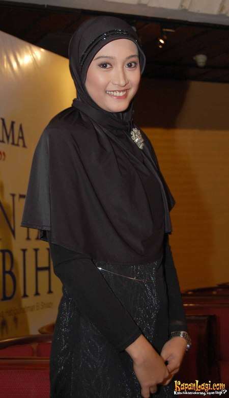 Gaya Hijab Artis Meyda Sefira