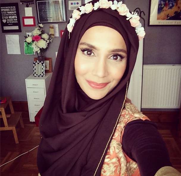 Cantiknya Amena, Hijaber Inggris Seleb Sosmed