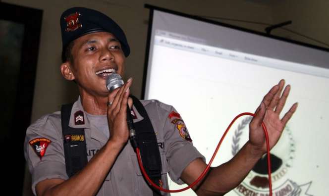 Perjalanan Norman Kamaru : Polisi - Seleb - Jual Bubur