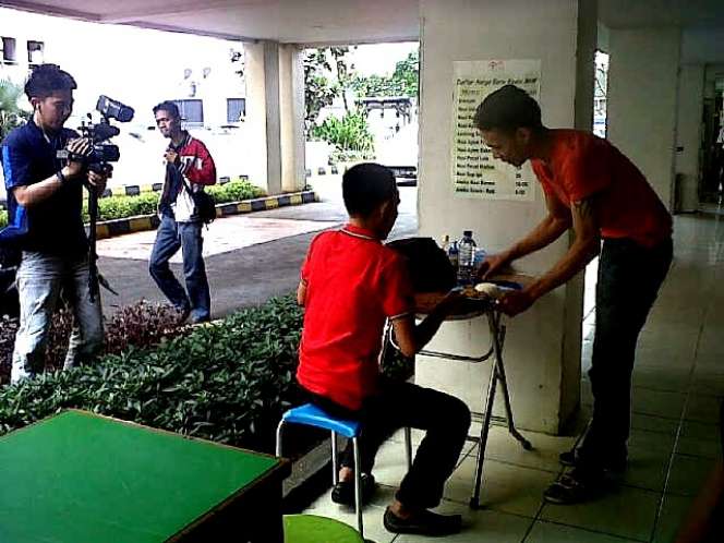 Perjalanan Norman Kamaru : Polisi - Seleb - Jual Bubur