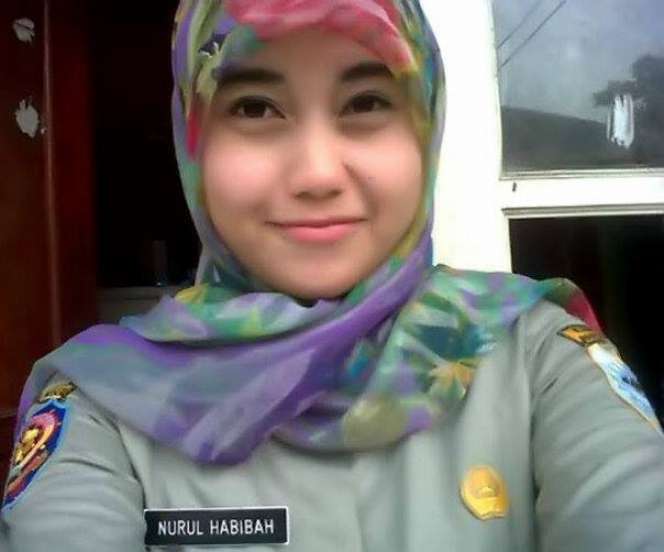Pose Selfie Satpol PP Cantik Banten 