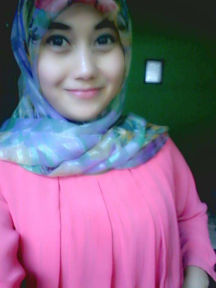 Pose Selfie Satpol PP Cantik Banten 