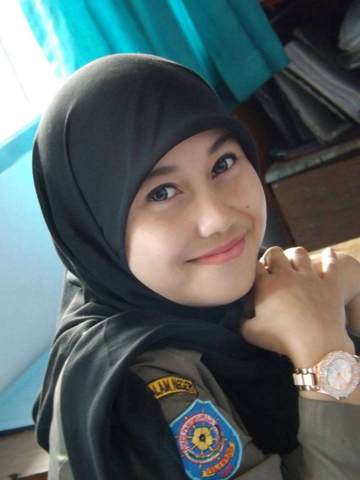 Pose Selfie Satpol PP Cantik Banten 