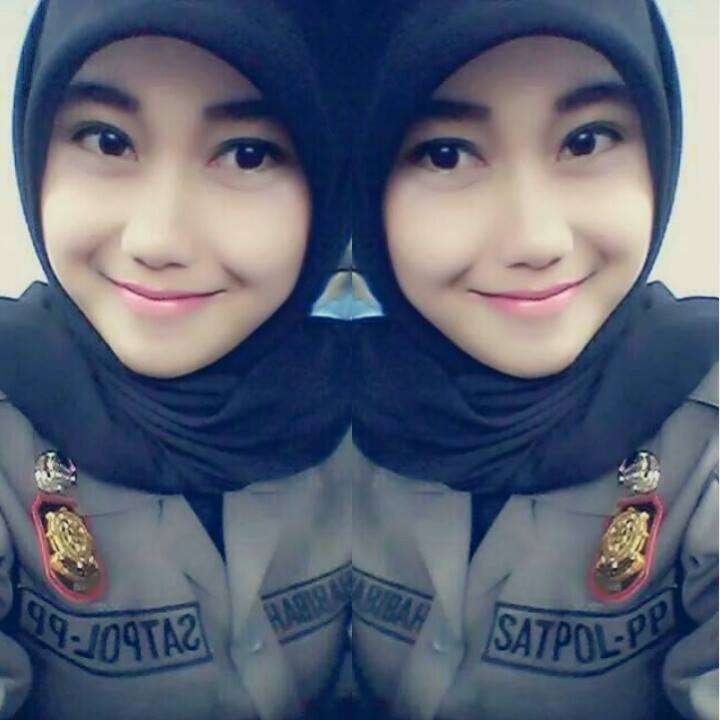 Pose Selfie Satpol PP Cantik Banten 