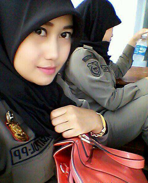 Pose Selfie Satpol PP Cantik Banten 