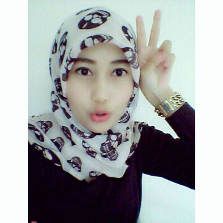 Pose Selfie Satpol PP Cantik Banten 