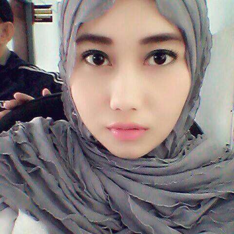 Pose Selfie Satpol PP Cantik Banten 