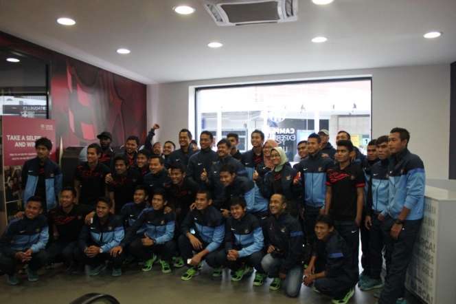 Timnas U-19 Angkat Piala Barca di Camp Nou