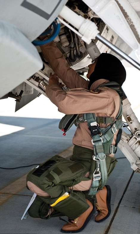 Pilot Cantik dan Pangeran Tampan Bermanuver di Jet Tempur