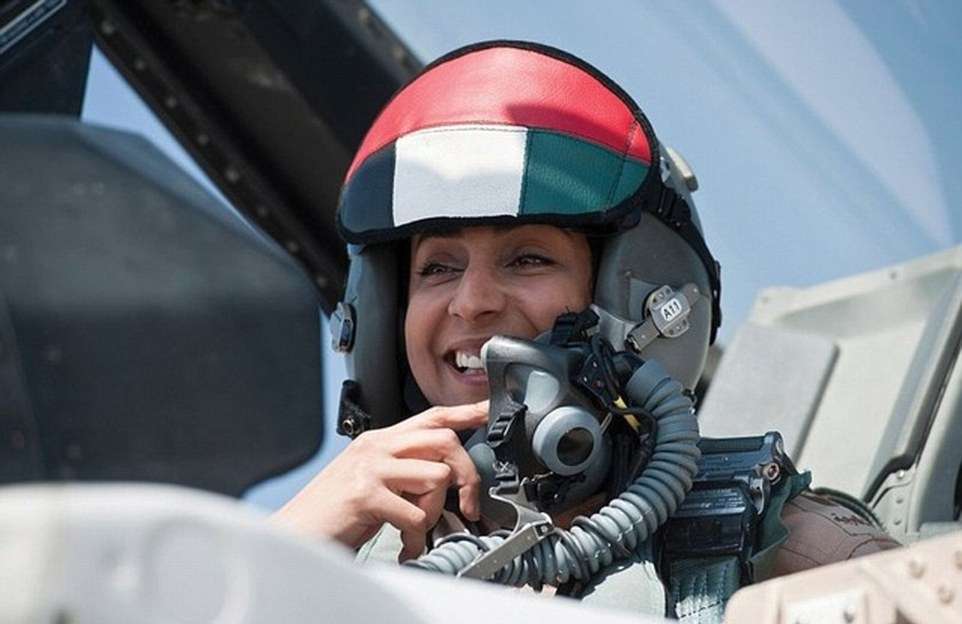 Pilot Cantik dan Pangeran Tampan Bermanuver di Jet Tempur