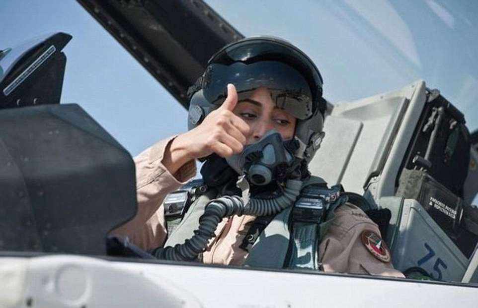 Pilot Cantik dan Pangeran Tampan Bermanuver di Jet Tempur