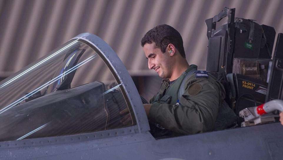 Pilot Cantik dan Pangeran Tampan Bermanuver di Jet Tempur