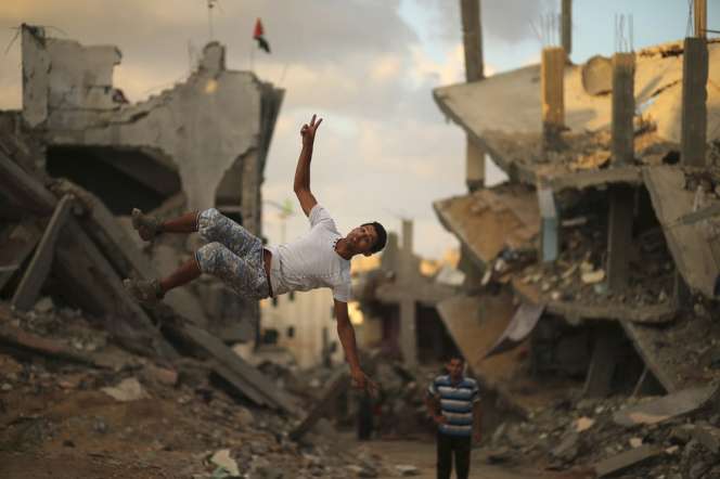 ABG Gaza Olahraga Berbahaya di Reruntuhan Perang