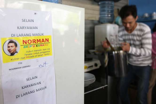 Kesibukan Norman Kamaru: Gotong Panci dan Layani Pembeli