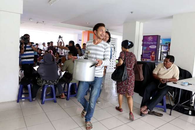 Kesibukan Norman Kamaru: Gotong Panci dan Layani Pembeli