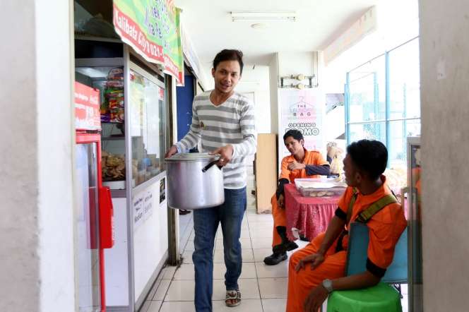 Kesibukan Norman Kamaru: Gotong Panci dan Layani Pembeli