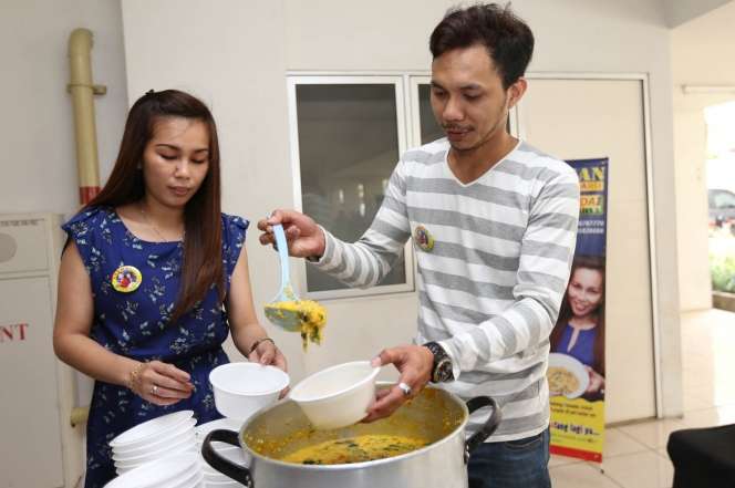 Kesibukan Norman Kamaru: Gotong Panci dan Layani Pembeli