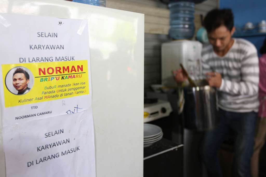 Kesibukan Norman Kamaru: Gotong Panci dan Layani Pembeli