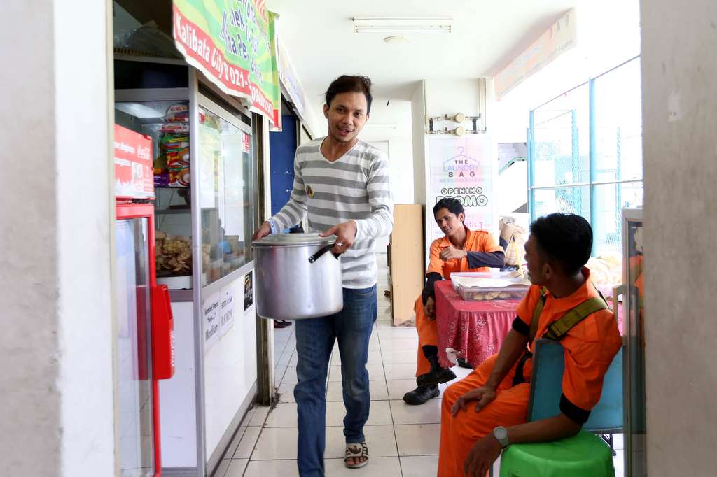 Kesibukan Norman Kamaru: Gotong Panci dan Layani Pembeli