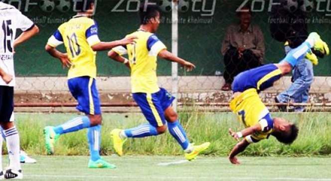 Tangis di Pemakaman Pesepakbola yang Tewas Saat Selebrasi Gol
