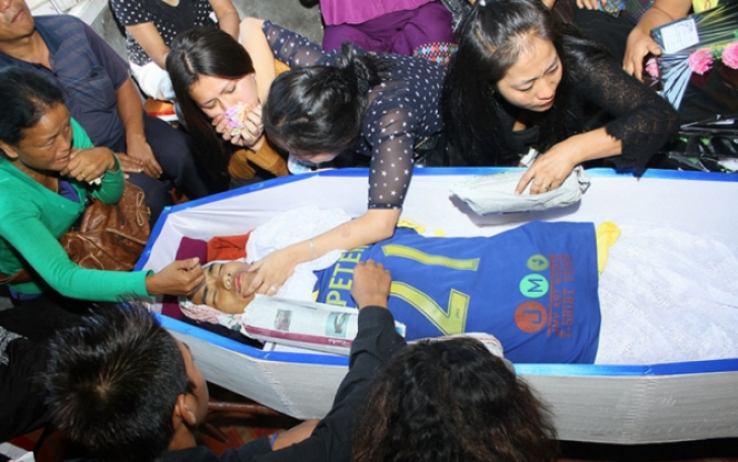 Tangis di Pemakaman Pesepakbola yang Tewas Saat Selebrasi Gol