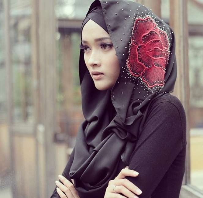 Gaya Hijab Menawan si Cantik Puteri Hasanah