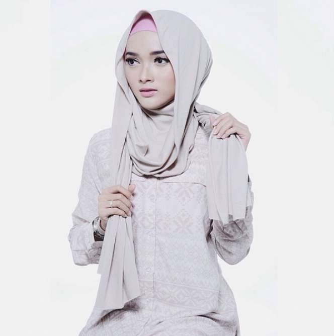 Gaya Hijab Menawan si Cantik Puteri Hasanah