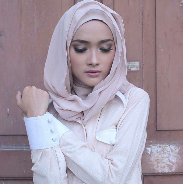 Gaya Hijab Menawan si Cantik Puteri Hasanah