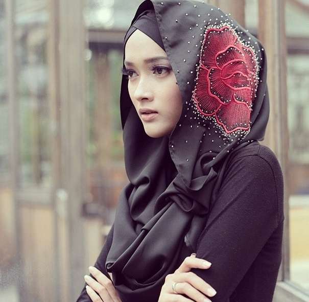 Gaya Hijab Menawan si Cantik Puteri Hasanah