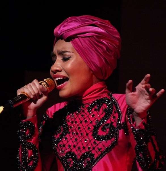 Fesyen Muslim si Popstar Yuna Zarai