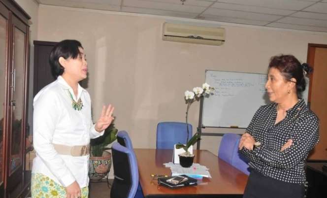 Gaya Nyentrik Menteri Susi Pudjiastuti Ngantor di Hari Pertama