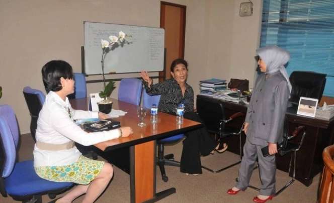 Gaya Nyentrik Menteri Susi Pudjiastuti Ngantor di Hari Pertama