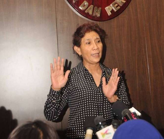 Gaya Nyentrik Menteri Susi Pudjiastuti Ngantor di Hari Pertama