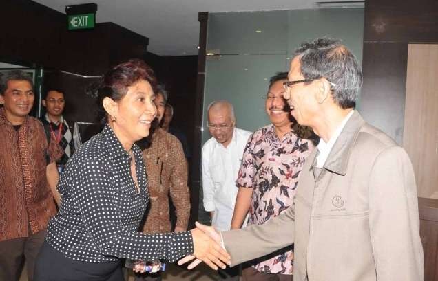 Gaya Nyentrik Menteri Susi Pudjiastuti Ngantor di Hari Pertama